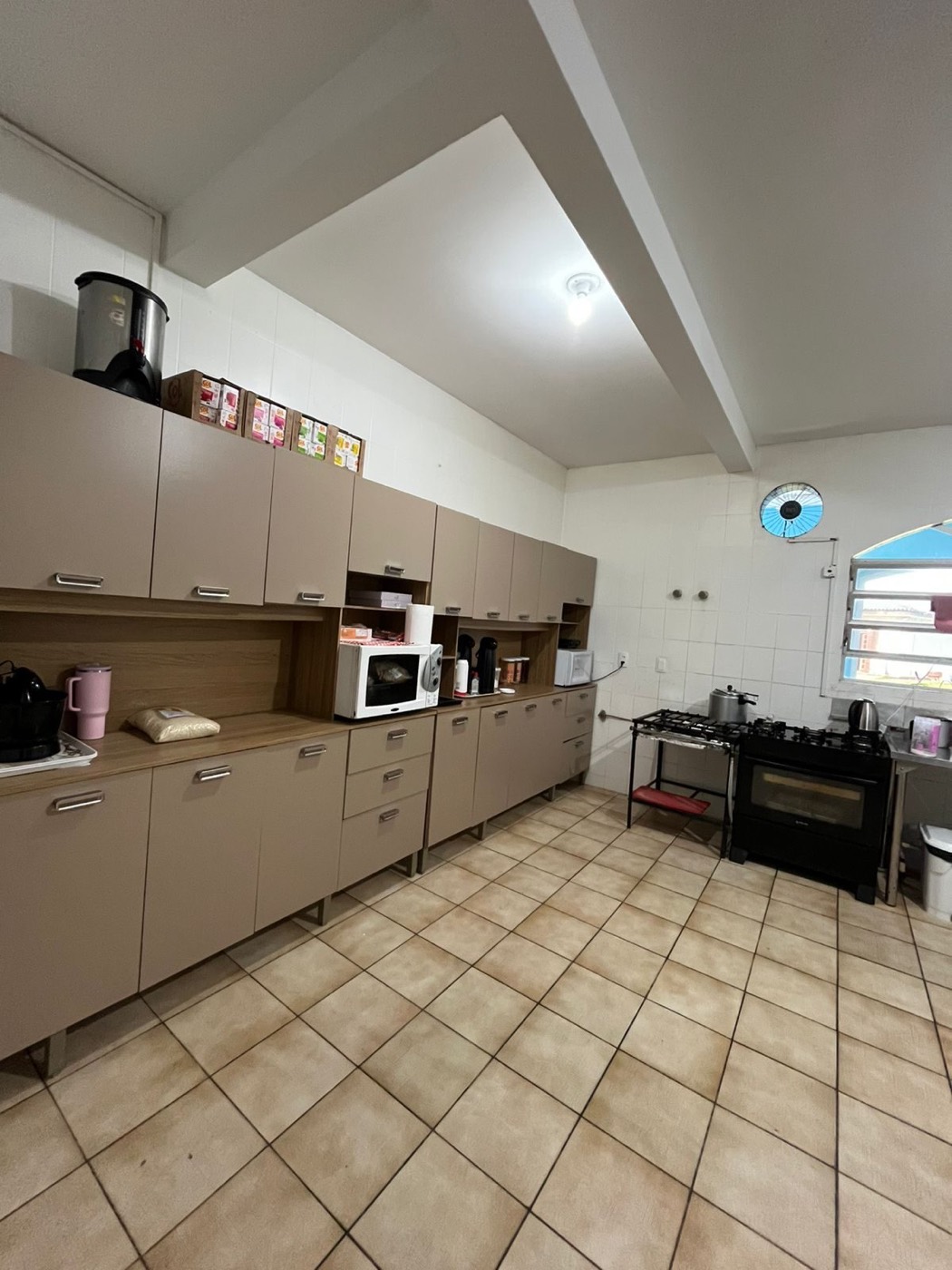 Cozinha própria da casa, onde são preparadas as seis refeições do dia